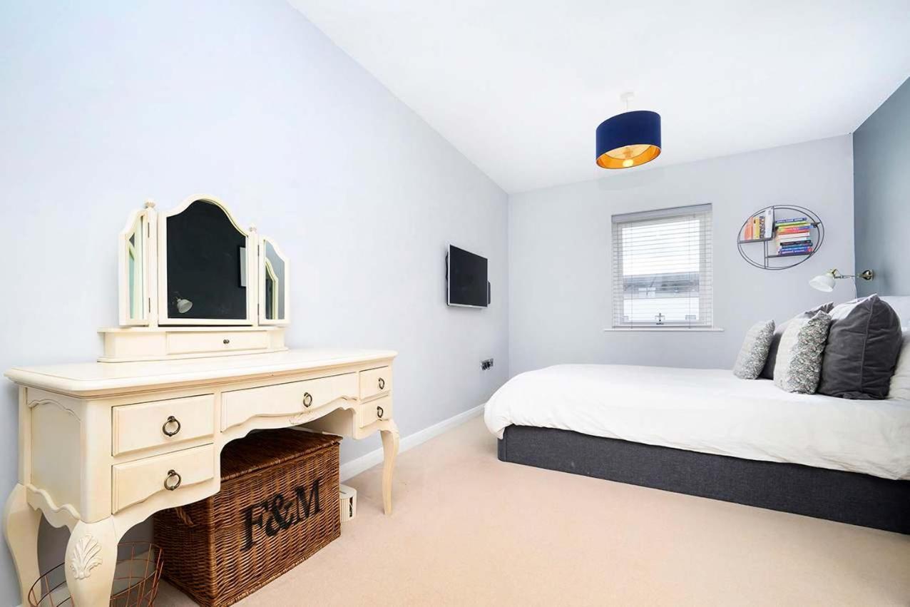 Chic 2-bedroom Flat With Balcony * Londres